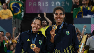 Ana Patrícia e Duda derrotam canadenses e conquistam o ouro no vôlei de praia — Foto: Jeff PACHOUD / AFP