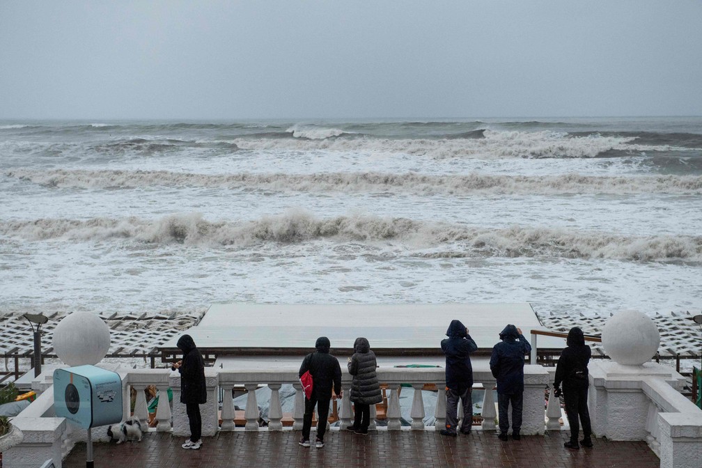 Três pessoas morreram com o temporal que causou fortes ondas no Mar Negro — Foto: Mikhail Mordasov/AFP