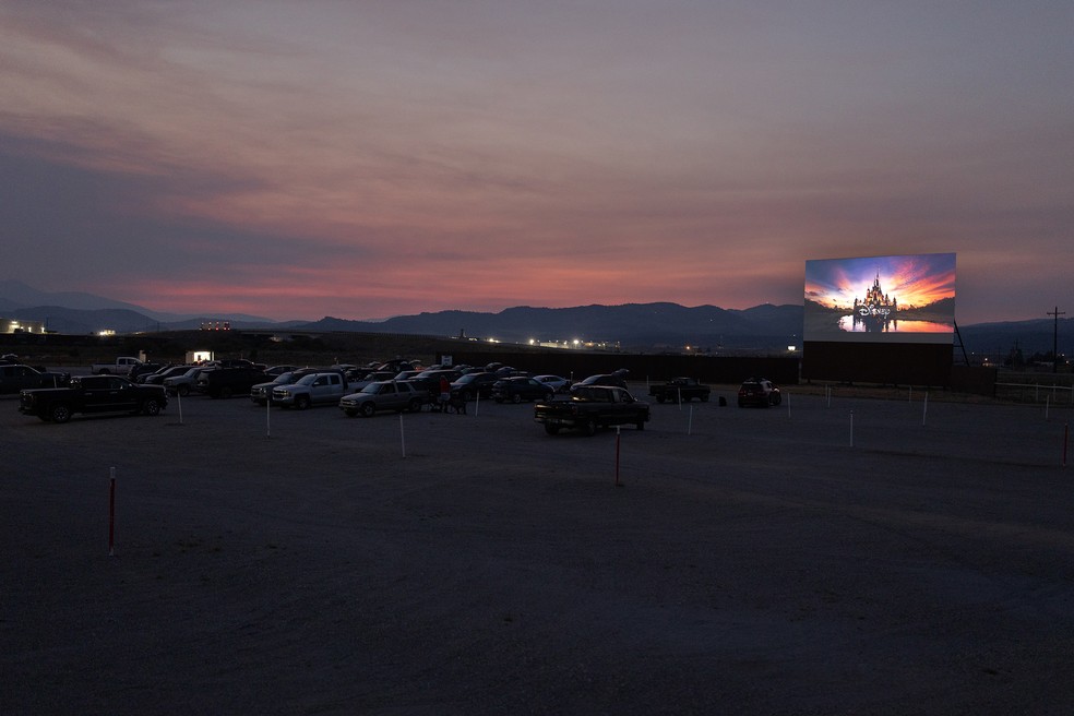 Sessão de cinema ao ar livre no Silver Bow Drive-In, durante o pôr do sol em Butte, em Montana, nos Estados Unidos — Foto: Janie Osborne/The New York Times