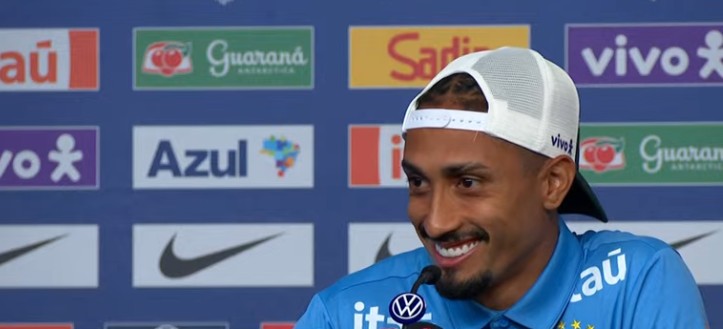 Carteado, simulador de F1 e sauna: Raphinha descreve como é 