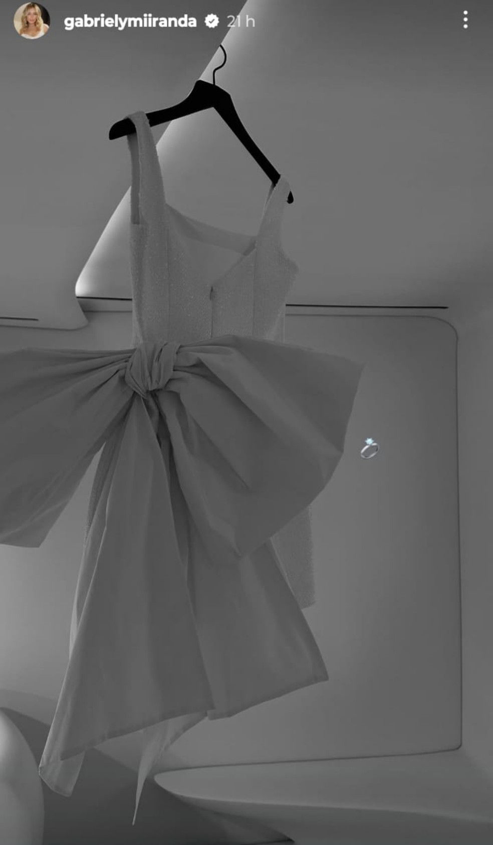 Minivestido com decote quadrado e um grande laço o look de Gabriely