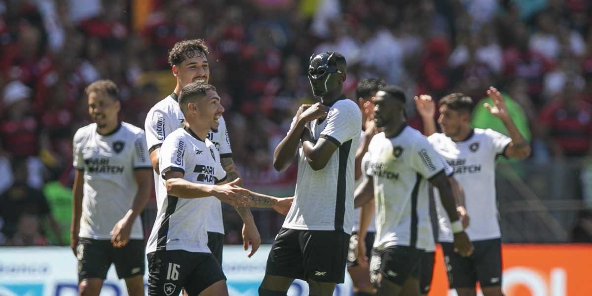 Botafogo faz segundo tempo fatal e vence Flamengo no Maracanã
