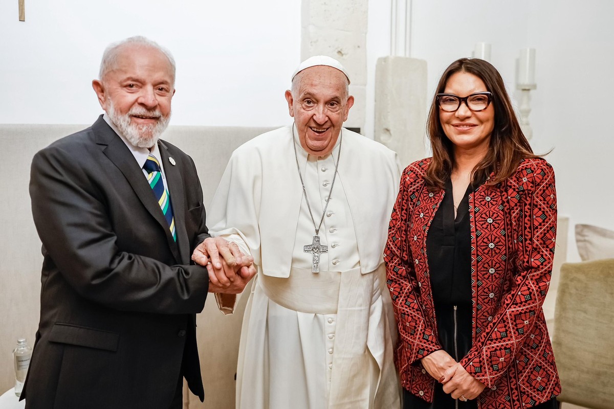 Lula faz missa no Palácio da Alvorada pela saúde do Papa Francisco