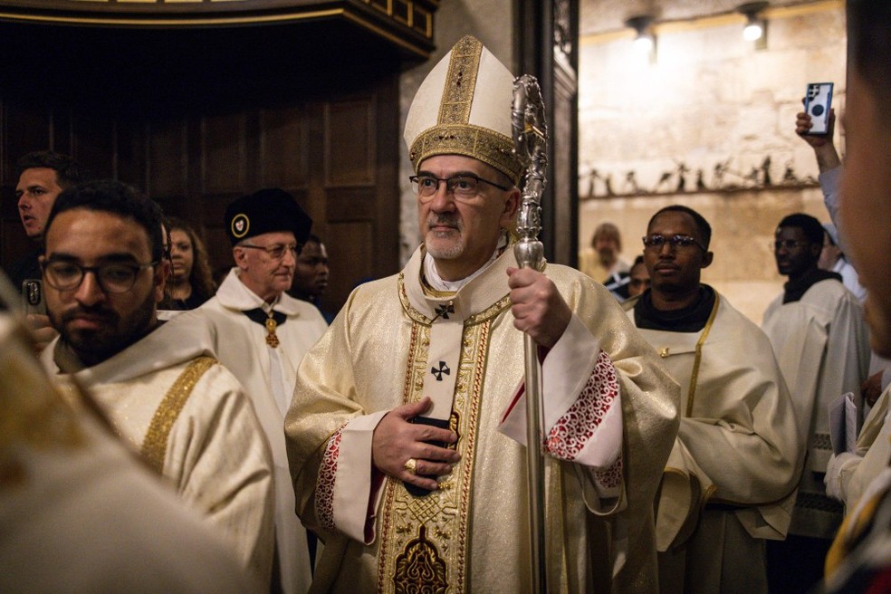 O cardeal Pierbattista Pizzaballa (ao centro), patriarca latino de Jerusalém, participa de uma missa em memória do Papa Francisco na Igreja do Santo Sepulcro, em Jerusalém — Foto: John Wessels / AFP