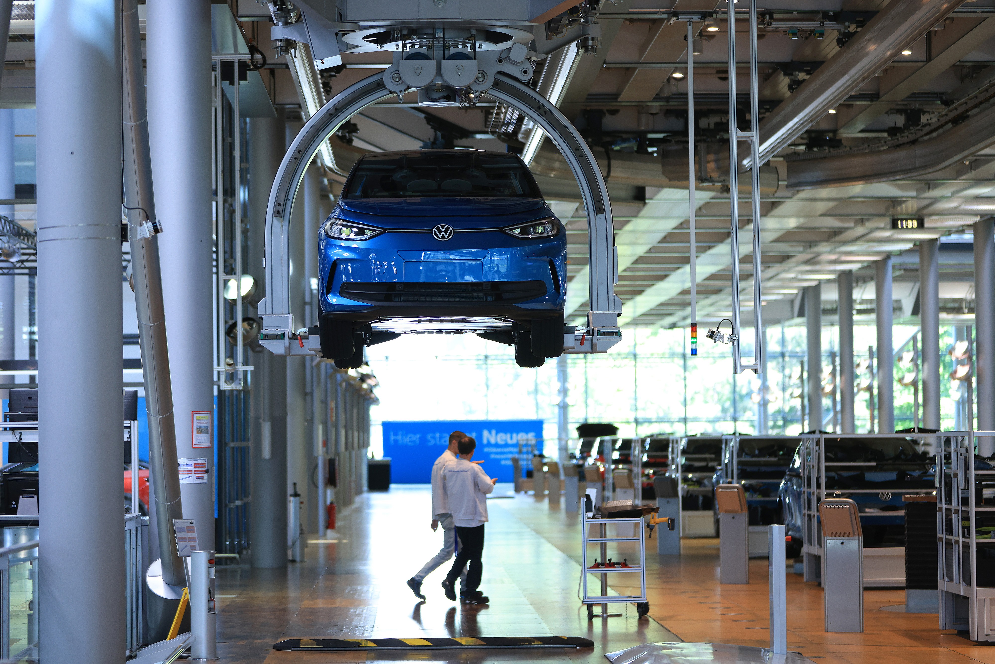 Volkswagem demite milhares e Ford recontrata: Como a IA e motores elétricos afetam os empregos nas montadoras