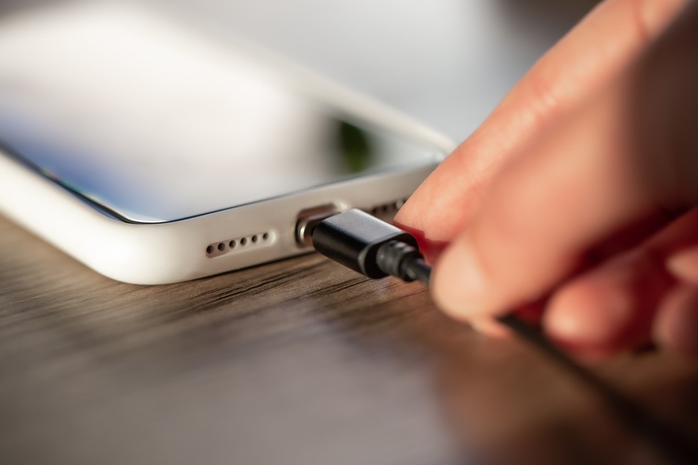 Carregador na tomada ou no celular primeiro? Especialistas apontam ordem que pode aumentar vida útil da bateria — Foto: Freepik
