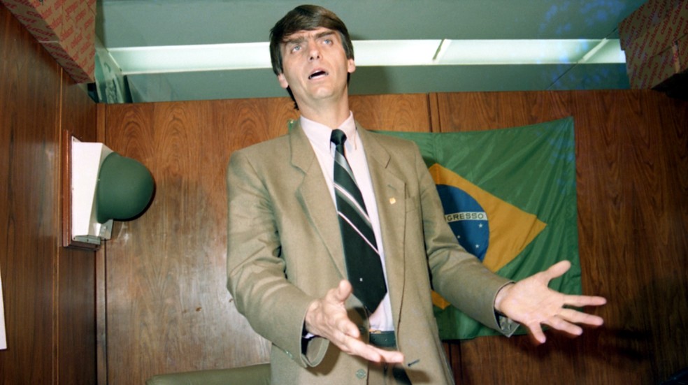 O então deputado federal Jair Bolsonaro no seu gabinete, em 1993 — Foto: Edivaldo Ferreira/Agência O GLOBO
