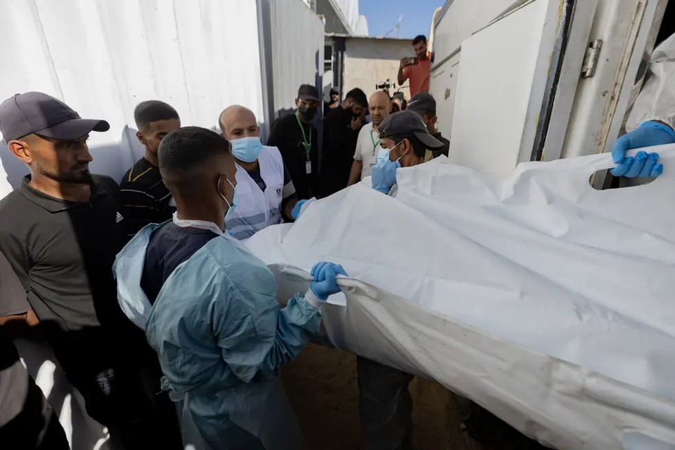 A Cruz Vermelha recebeu os corpos dos palestinos devolvidos por Israel em Khan Younis — Foto: Saher Alghorra/New York Times