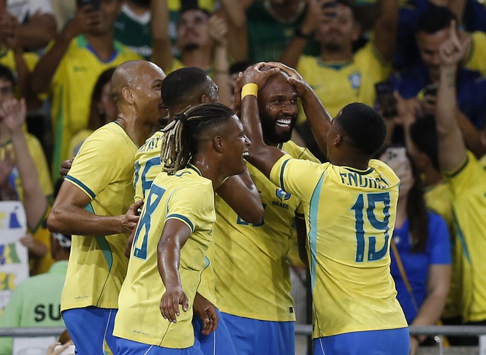 Igor Thiago é festejado por companheiros em vitória brasileira por 6 a 2 sobre o Panamá — Foto: Alexandre Cassiano