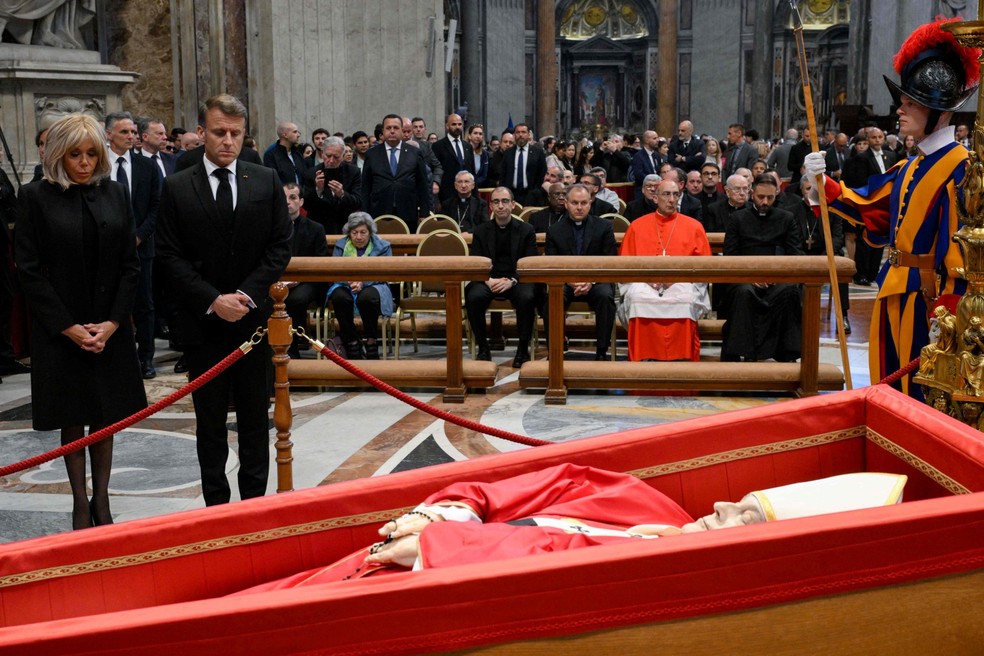 O presidente francês, Emmanuel Macron, e a primeira-dama Brigitte Macron visitam o velório do Papa Francisco — Foto: AFP