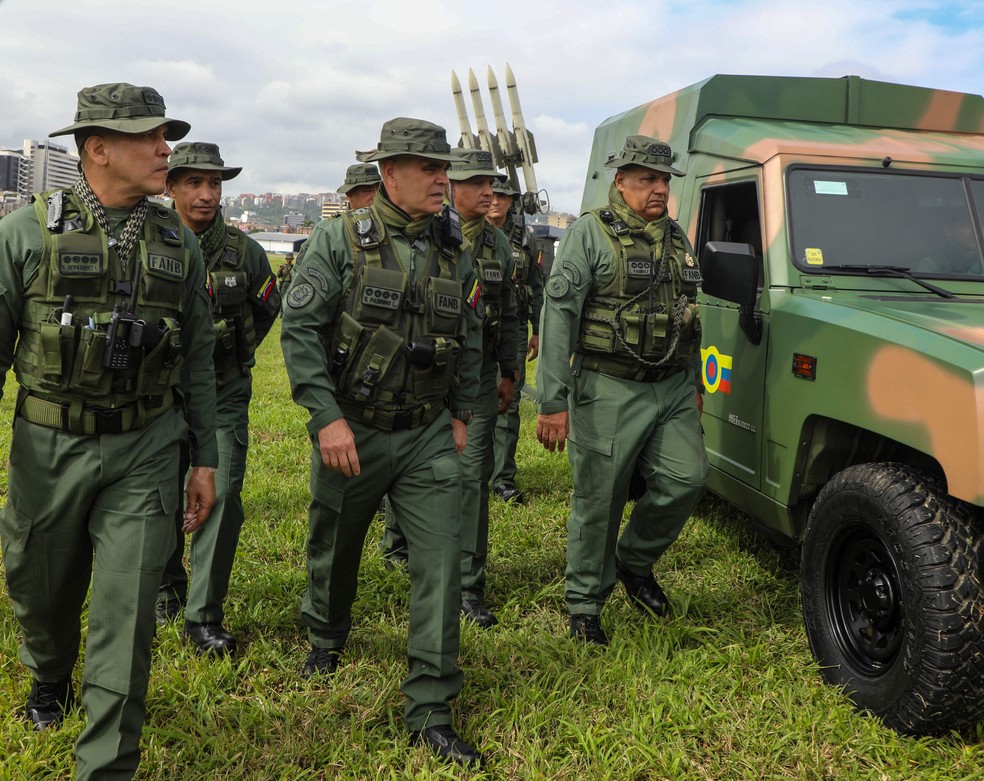 Venezuelan Defense Minister Vladimir Padrino Lopez inspects training exercises in Caracas – Photo: Venezuelan Ministry of Defense via AFP