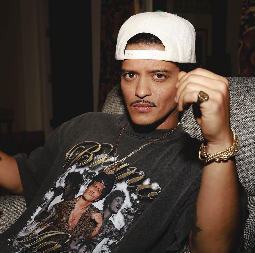 Site afirma que Bruno Mars acumula dívidas de jogo; saiba de onde vem a fortuna do cantor
