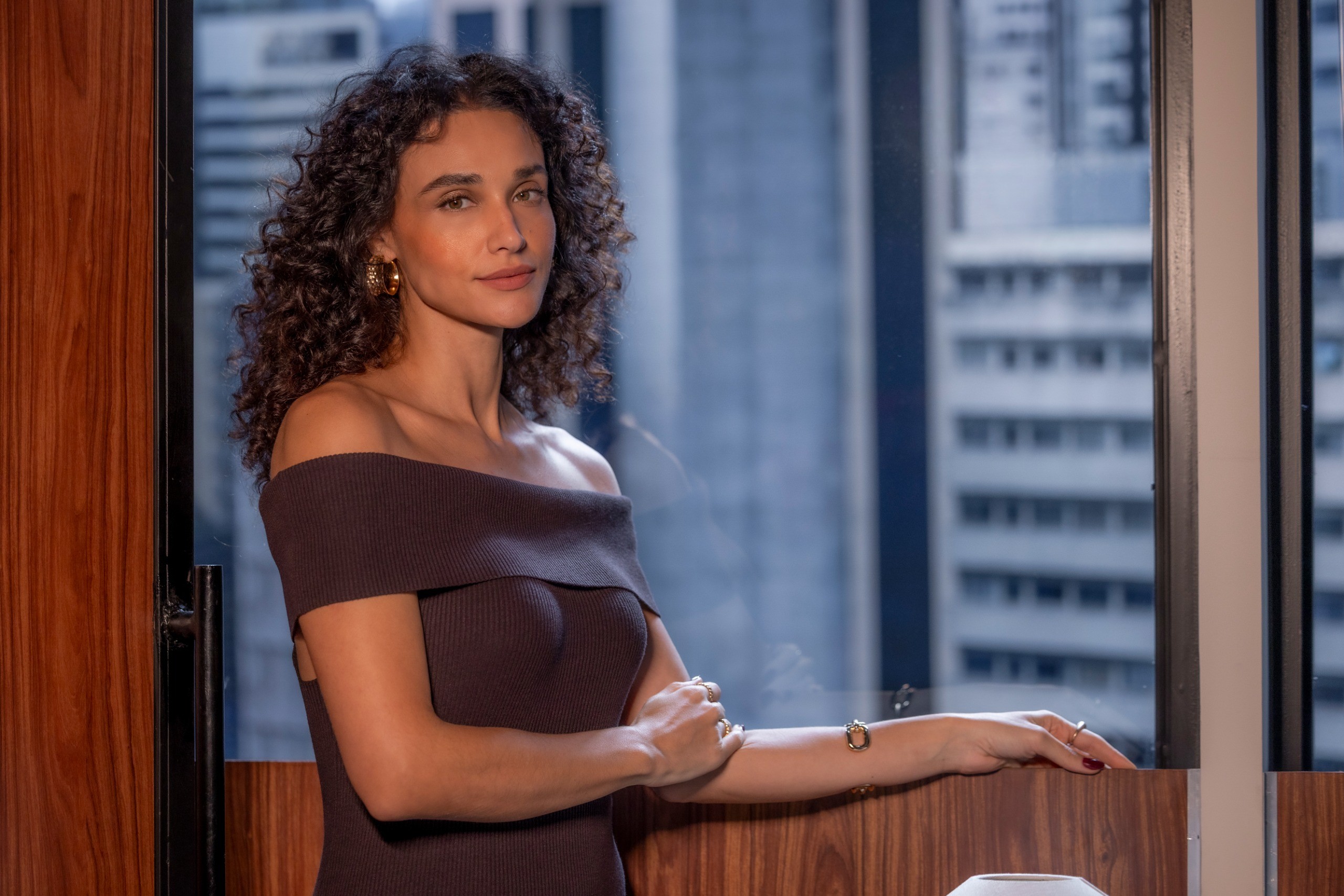De volta às novelas após sete anos, Débora Nascimento surgirá em 'Lá na minha terra' como mulher que trai o marido. Veja foto exclusiva
