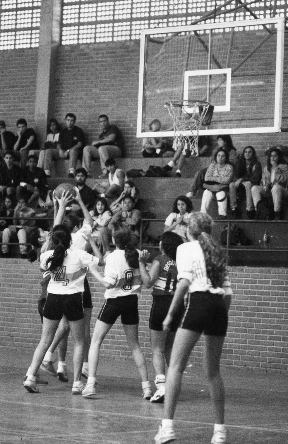 Disputa de basquete feminino no Intercolegial de 1993 — Foto: Wiltonauar Moura / 27-04-2012