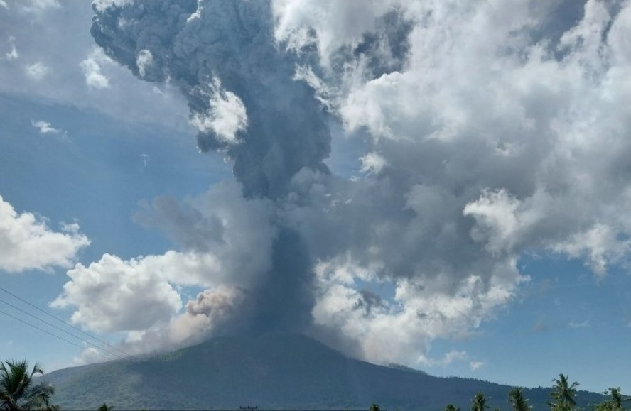 Vulcão na Indonésia entra em erupção e lança enorme coluna de