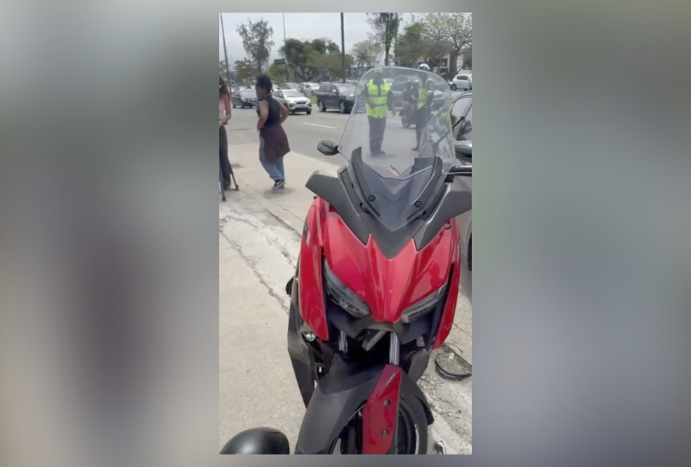 Moto deixada por suspeito em fuga após tentativa de assalto na Avenida das Américas, na Barra da Tijuca — Foto: Divulgação/Segurança Presente