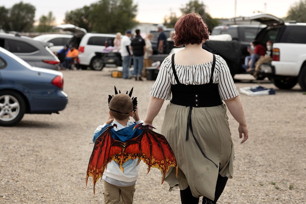 Mãe e filho chegam ao cinema drive-in Motor Vu para uma sessão de filmes ao ar livre em Idaho Falls, Idaho, Estados Unidos — Foto: Janie Osborne/The New York Times