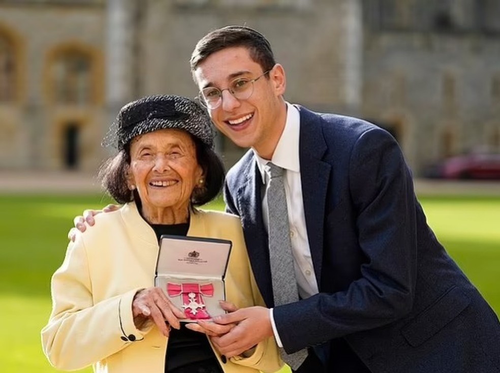 Lily Ebert ao lado do neto Dov Forman com a medalha da Order of the British Empire (MBE) &mdash; Foto: AFP