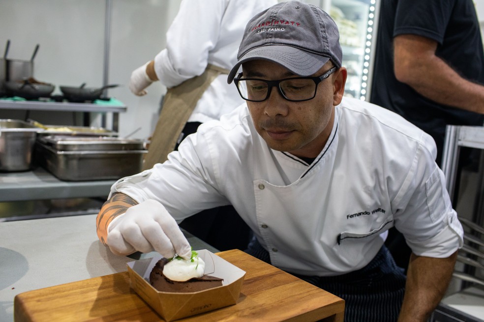 O pastry chef do Grand Hyatt, Fernando Welter, monta torta caprese, servida com calda de chocolate, damasco, chantilly e zest de laranja — Foto: Edilson Dantas/Agência O Globo