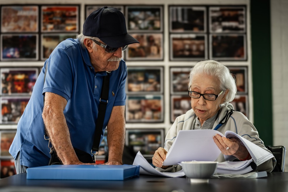 Ary Fontoura e Fernanda Montenegro durante as leituras do roteiro de 'Velhos bandidos' — Foto: Divulgação/ Laura Campanella