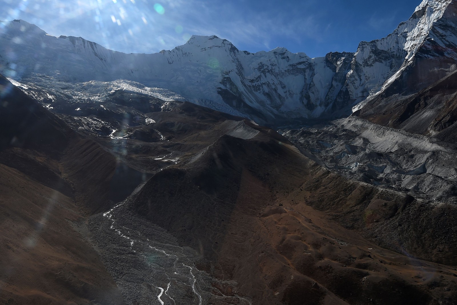 Geleira na região do Everest, no Nepal, no distrito de Solukhumbu, a 140 km a nordeste de Katmandu. As montanhas devem perder uma parcela significativa de sua cobertura de neve, com impactos significativos na agricultura, no turismo e no suprimento de energia AFP 