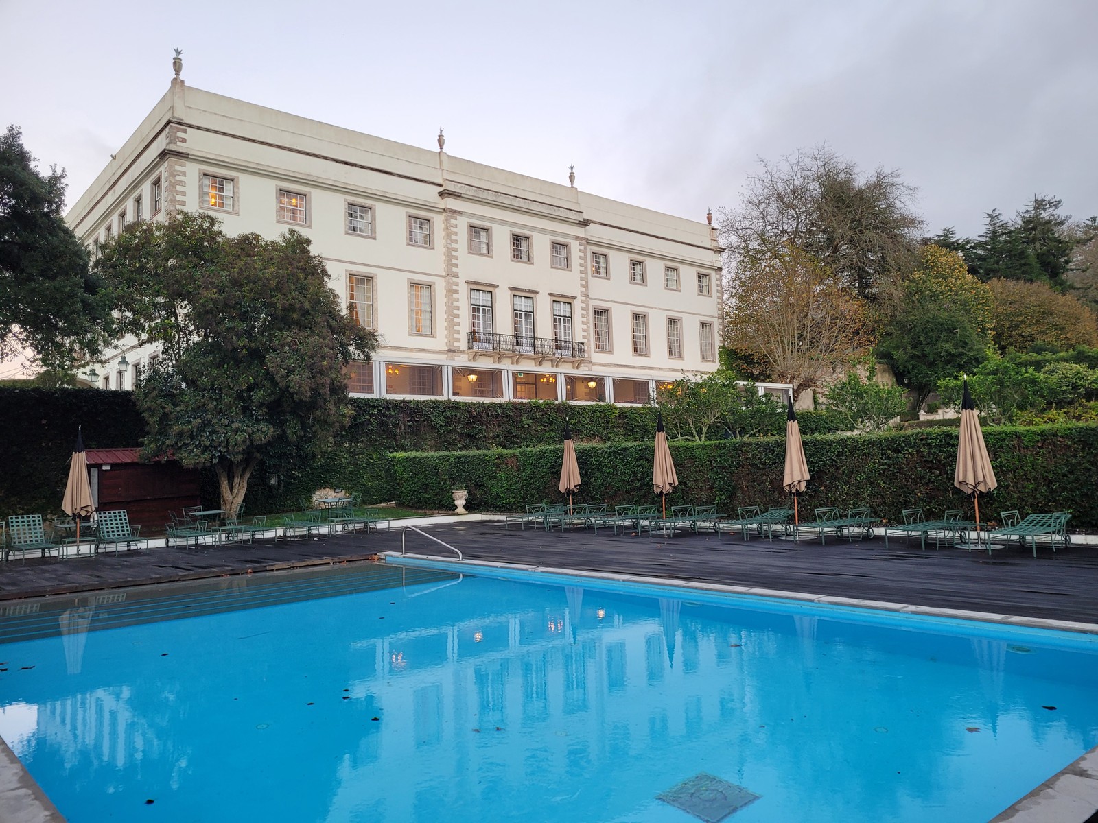 A piscina nos jardins do Tivoli Palácio de Seteais, em Sintra, foi introduzida já em meados do século XX, quando o palácio virou hotel de luxo — Foto: Eduardo Maia / O Globo