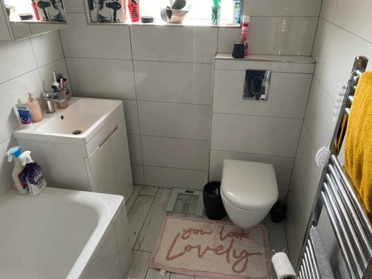 O banheiro da casa "mais indesejada" do Reino Unido — Foto: Divulgação/RightMove