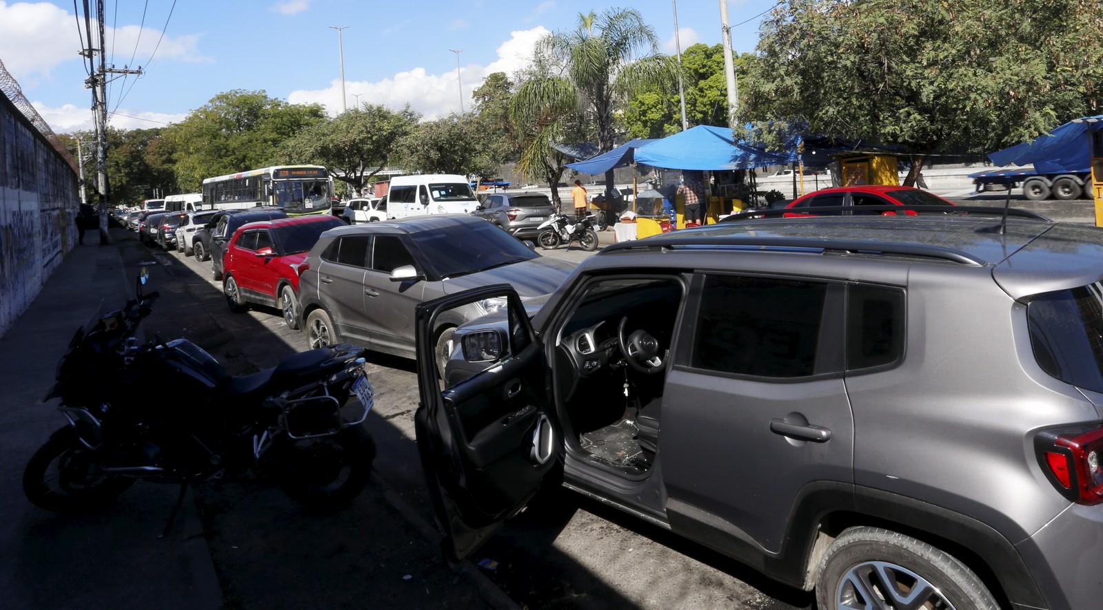 Ao todo, 15 carros foram apreendidos pelos policiais — Foto: Fabiano Rocha