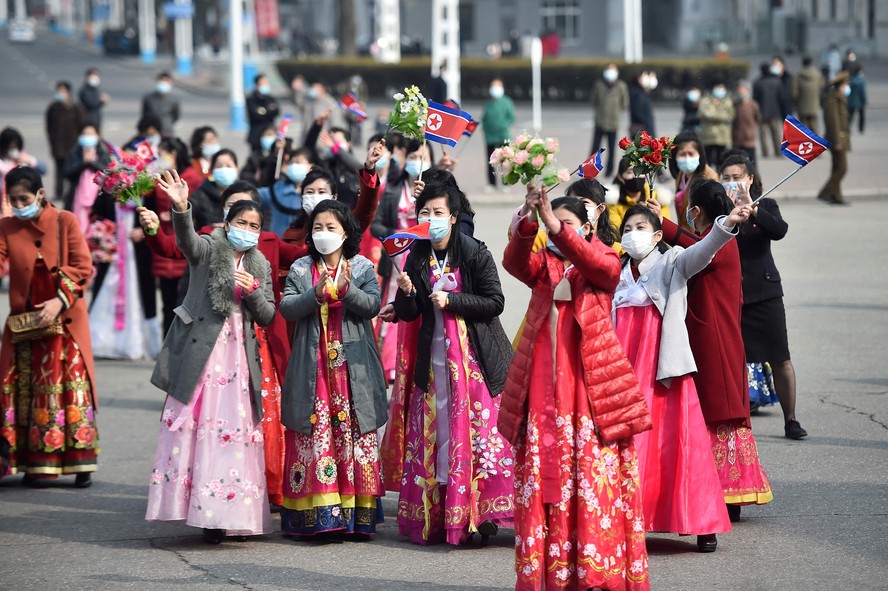 Evento pelo Dia Internacional da Mulher, em 2023, na praça do Grande Teatro de Pyongyang, na Coreia do Norte