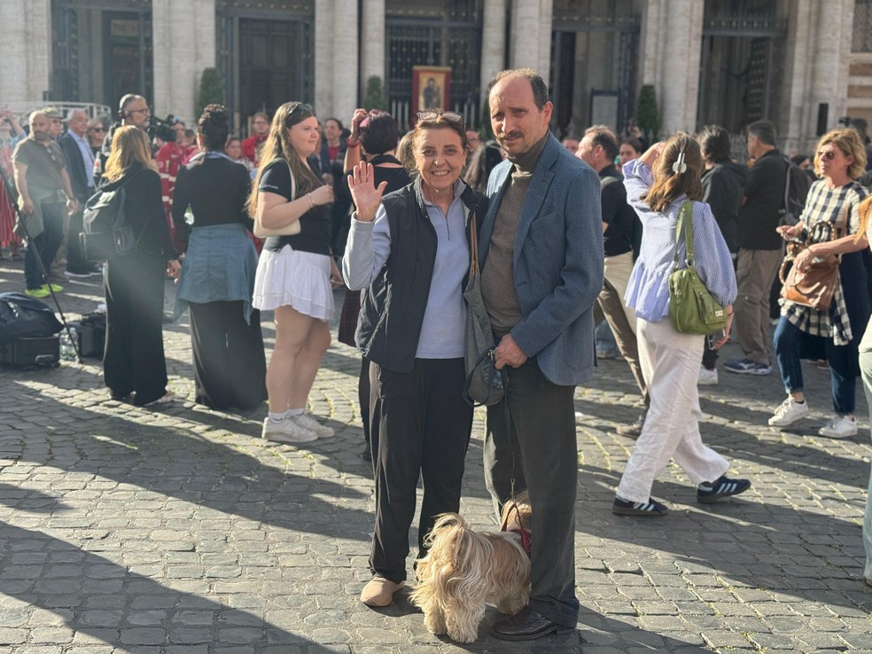 A italiana Ioana Simone Ana Maria e o marido vivem em Roma e foram prestar homenagem ao Papa Francisco — Foto: Paola de Orte