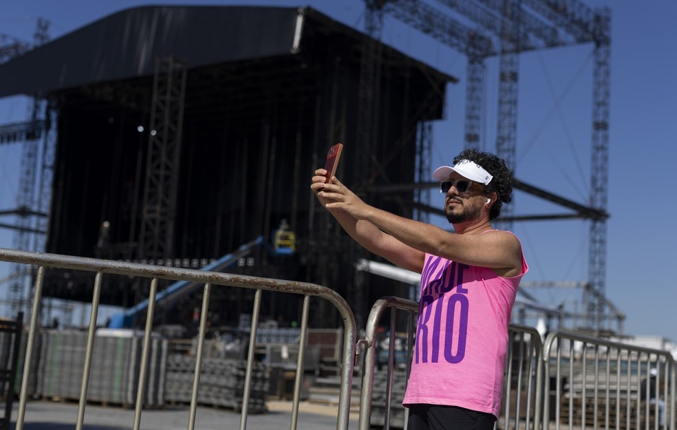 Montagem do palco do show da cantora Shakira na praia de Copacabana. Na foto, Hugo Alexandre, anestesiologista de Fortaleza — Foto: Márcia Foletto/Agência O Globo