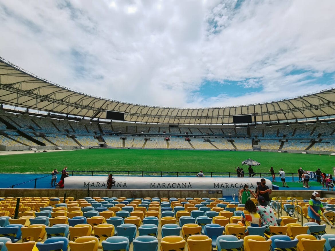 Maracanã tem entrada de adesivos políticos limitada em jogos de Vasco e Flamengo: 'Só um por pessoa'