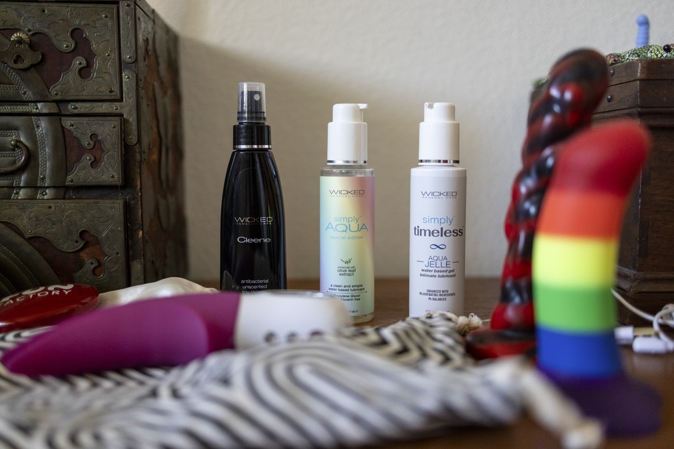 Price e Marshall raramente têm relações sexuais com penetração da maneira tradicional; eles buscam maneiras criativas de variar seus momentos íntimos — Foto: Rachel Bujalski/The New York Times