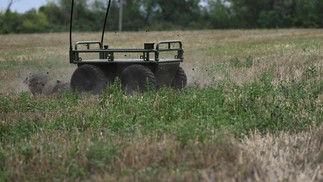 Proliferação de drones baratos mudou guerra e forma como médicos recuperam feridos — Foto: Genya Savilov/AFP