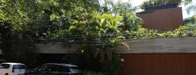 Um dos endereços ligado a Vorcaro, em Jardim América, onde a PF esteve hoje. — Foto: Maria Isabel Oliveira / Agência O Globo