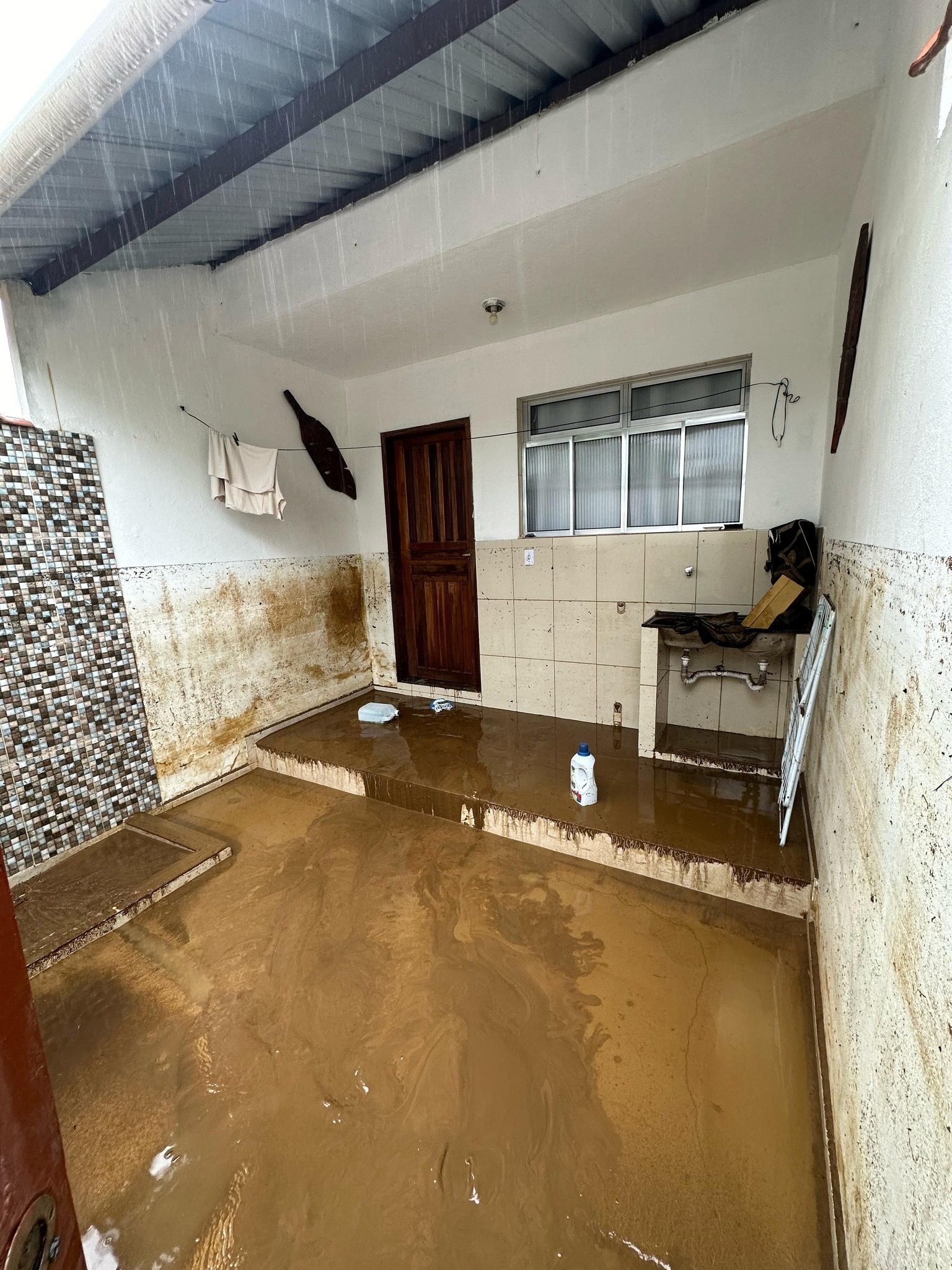 Moradores afetados por temporal em Angra mostram destruição; veja fotos — Foto: reprodução