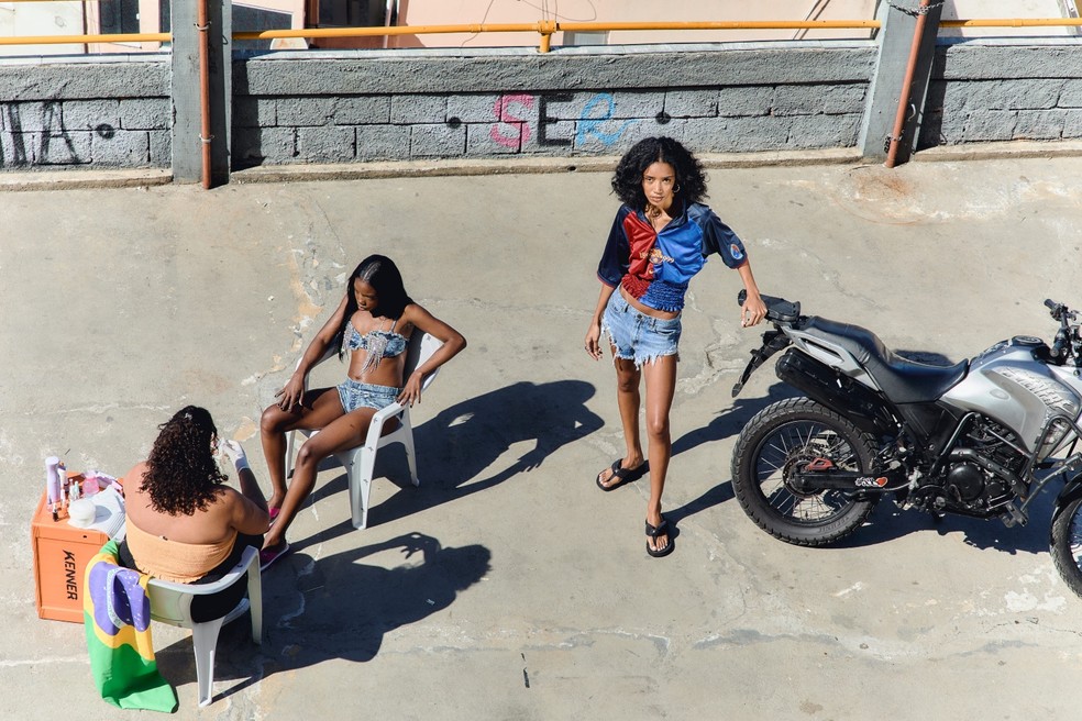 Estilo carioca e conforto marcam nova coleção de sandálias assinada por Anitta — Foto: Divulgação Kenner