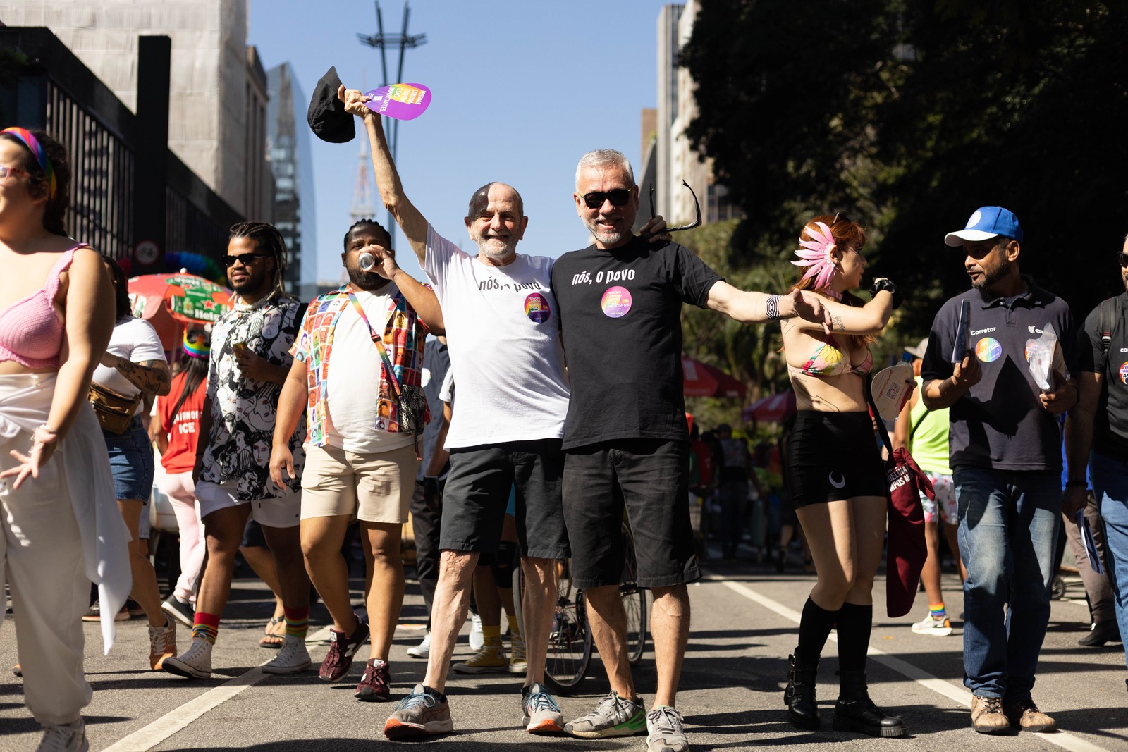 O casal Celso Cury e Wesley Kawaai, durante a 27ª Parda do Orgulho LGBT+.— Foto: Maria Isabel Oliveira/ Agência O Globo.