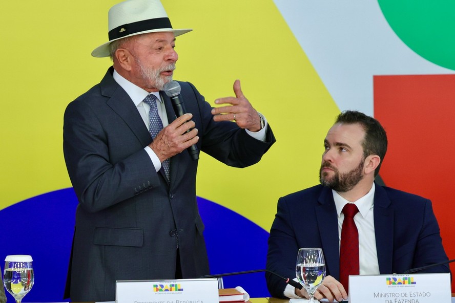 O presidente Lula e o ministro Dario Durigan no an&uacute;ncio do novo Desenrola