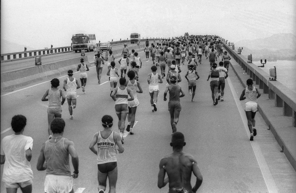 Corrida da Ponte, em sua primeira edição em 1981: não havia pontos de hidratação na ponte — Foto: Acervo digitalizado