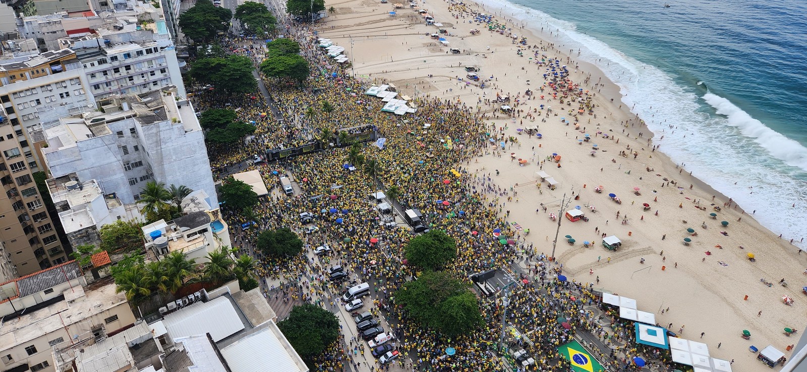 Apoiadores de Bolsonaro na Avenida Atlântica, em Copacabana, no Rio — Foto: Custodio Coimbra