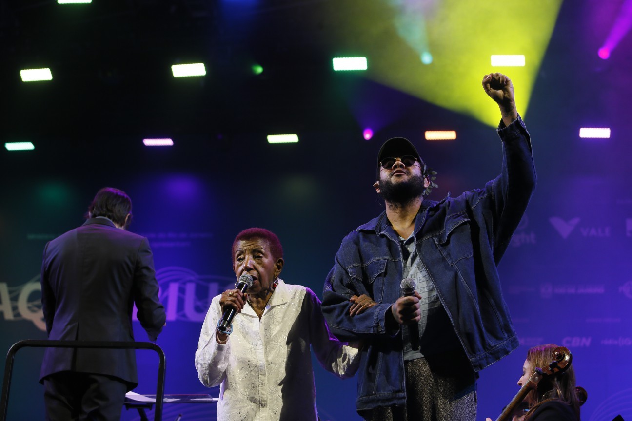 Multidão celebra música em encontro de gerações na Praça Mauá
