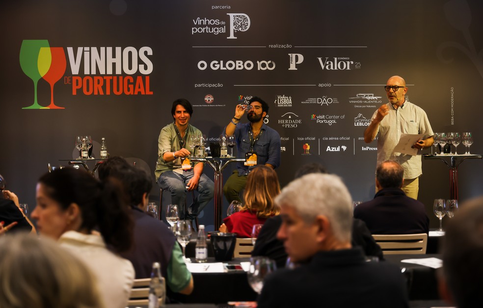 Vinhos de Portugal 2025: o cr�tico Manuel Carvalho comanda uma prova no Rio, onde evento bateu recorde de p�blico - Foto: Becca Maria