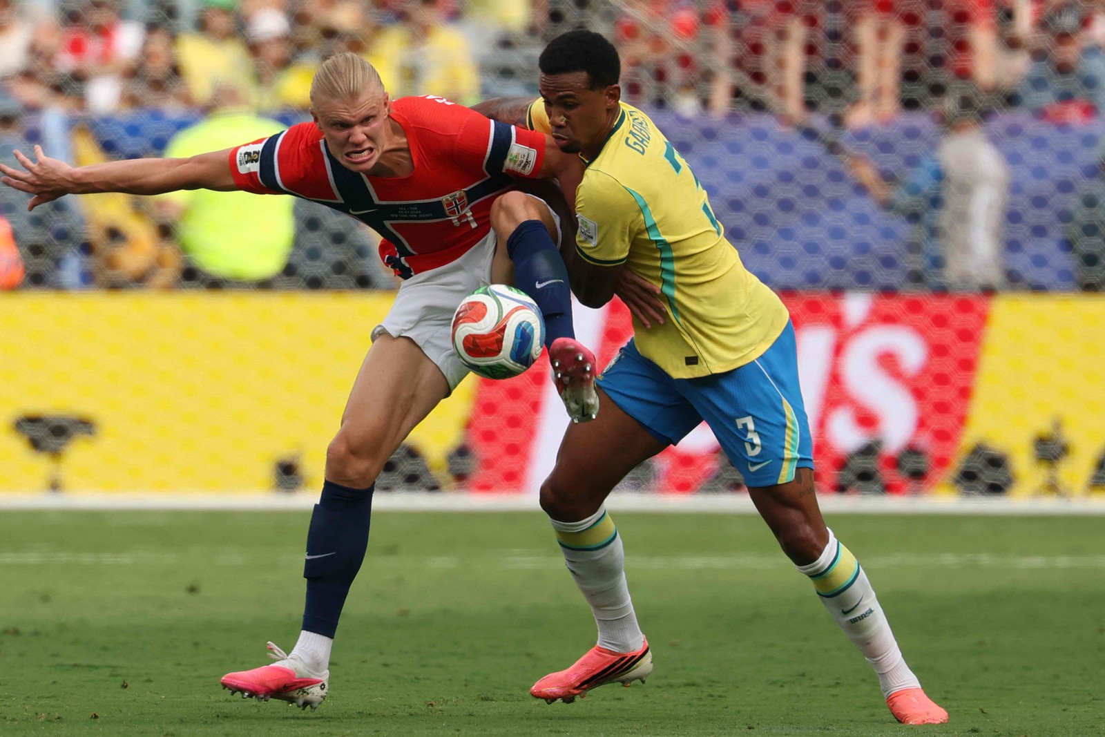 Haaland e Gabriel Magalhaes disputam a bola — Foto: Odd ANDERSEN / AFP