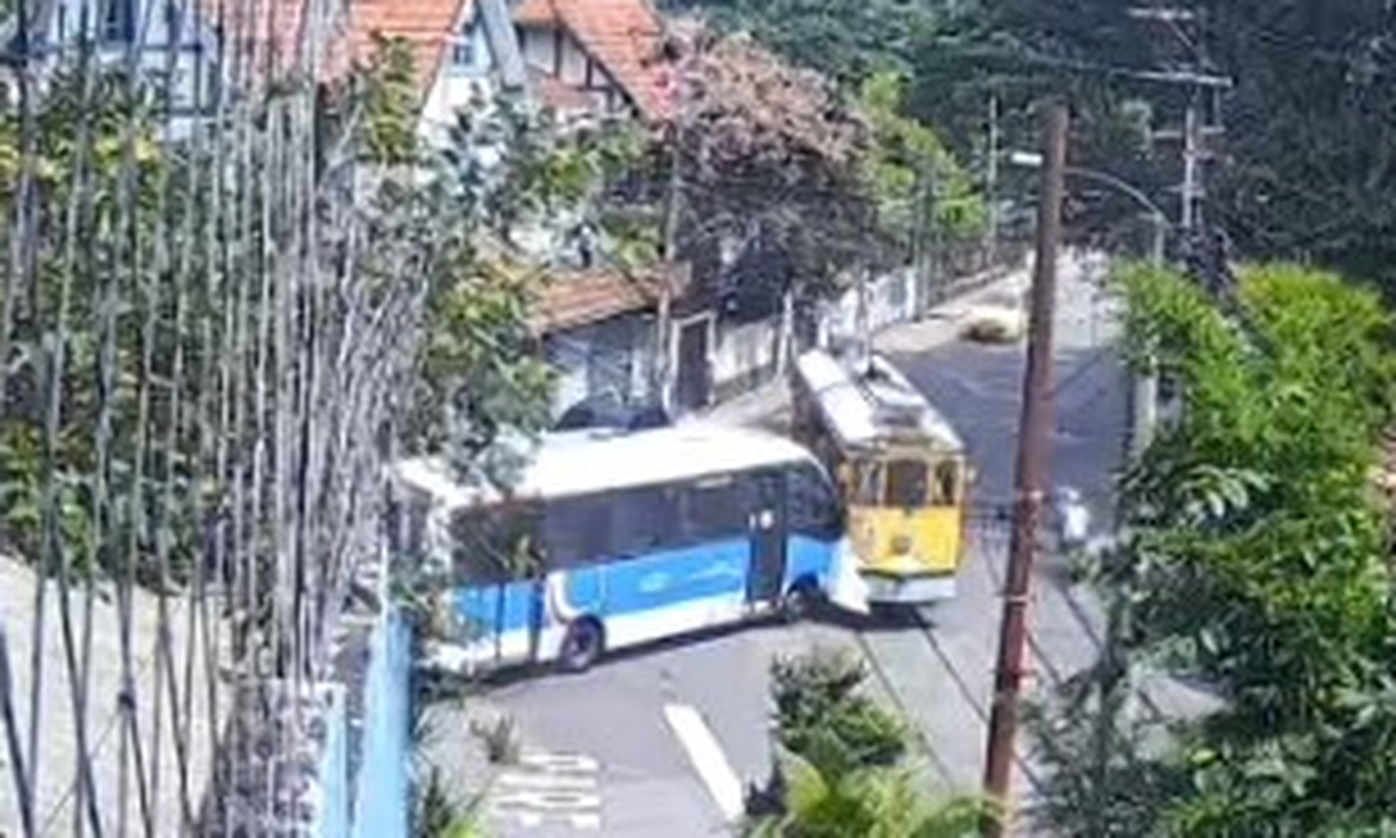 Ônibus bate de frente com bonde de Santa Teresa, e mulher fica ferida; vídeo