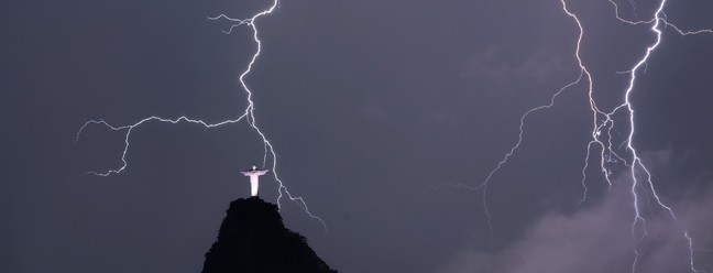 Cristo Redentor de braços abertos para os raios que atingem a cidade do Rio — Foto: Custódio Coimbra, 13-01-2017
