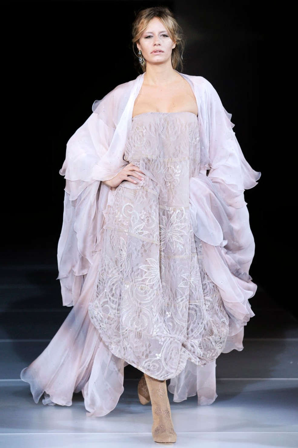 Phenelope Wulff desfilando na Giorgio Armani, Milan Fashion Week Outono/Inverno 2019/20 — Foto: Getty Images
