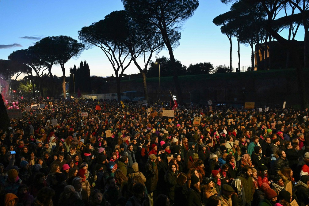 Mulheres v&atilde;o &agrave;s ruas de Roma protestar pelo fim da viol&ecirc;ncia de g&ecirc;nero &mdash; Foto: Alberto Pizzoli/AFP