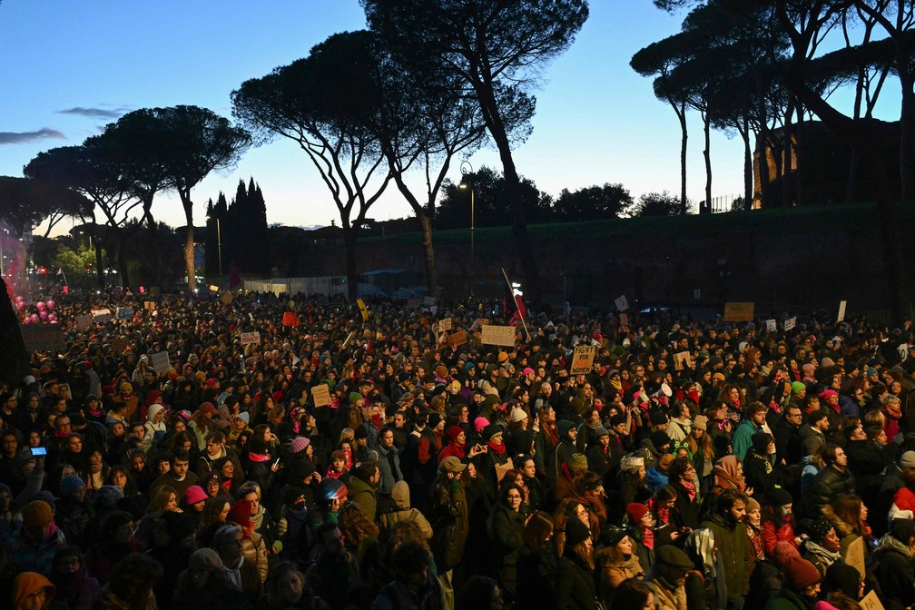 Mulheres vão às ruas de Roma protestar pelo fim da violência de gênero — Foto: Alberto Pizzoli/AFP