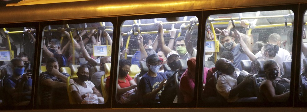 BRTs lotados, após a flexibilização das medidas da quarentena em junho de 2020, aumentaram a taxa de contágio no Rio de Janeiro — Foto: Domingos Peixoto / Agência O Globo